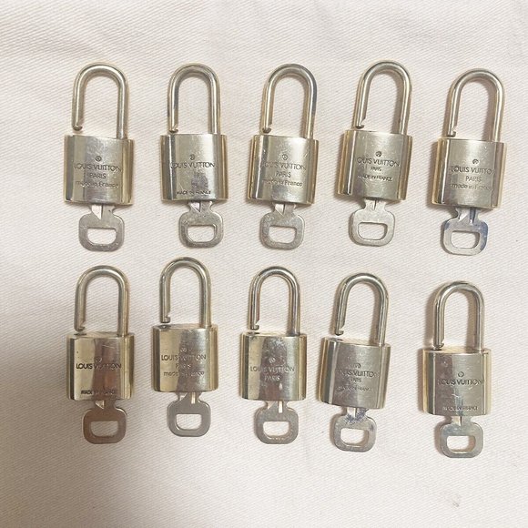 authenticity guaranteed LOUIS VUITTON LV 10 SET PADLOCK KEY BAG CHARM CADENA - Picture 2 of 4
